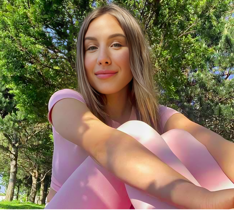 Deluxegirl: Age, Career, Bio/Wiki, Net Worth, Picture, Height 2024